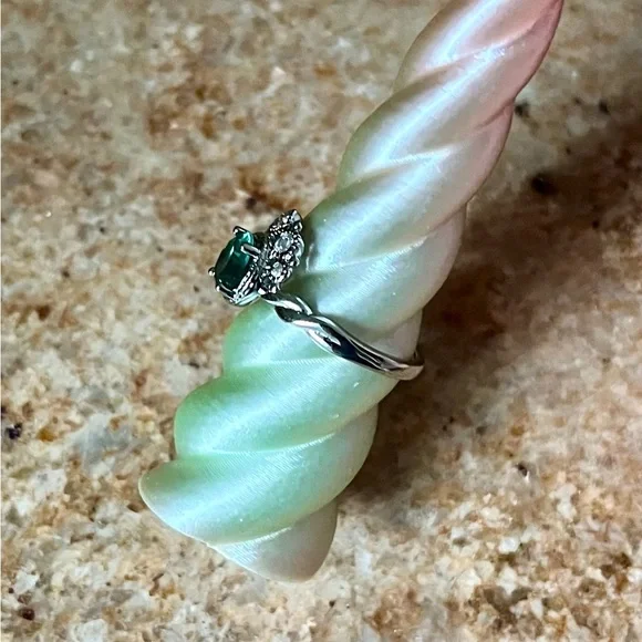 Bomb Party Retro Sweetly Simple Elegant Silver Ring with Green Stone - Picture 2 of 5